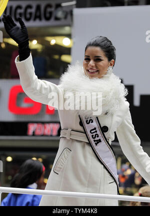 Miss USA Rima Fakih scorre verso il basso il percorso della parata su un galleggiante a Macy's 84ma annuale Giornata del Ringraziamento Parade di New York City il 25 novembre 2010. UPI/John Angelillo Foto Stock