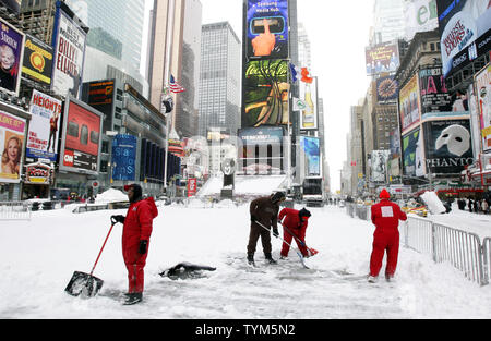 Gli operatori sanitari la pala su Times Square dopo una bufera di neve ha colpito il nordest degli Stati Uniti il dumping in alcuni luoghi fino a 29 cm di neve a New York City il 27 dicembre 2010. UPI/John Angelillo Foto Stock