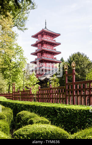 La torre Giapponese costruito nel 1905 nel dominio reale di Laeken a Bruxelles, Belgio, è uno dei tre edifici dei Musei del lontano oriente. Foto Stock