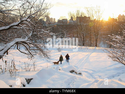 Le donne a piedi i loro cani in Morningside Park sulla Upper West Side dopo una tempesta oggetto di pratiche di dumping su otto centimetri di neve su gennaio 12, 2011 a New York City. La città cavata bene dopo questa tempesta rispetto al 27 dicembre blizzard che ha portato in tante strade unplowed sinistro e il trasporto di massa di incubi. UPI /Monika Graff Foto Stock
