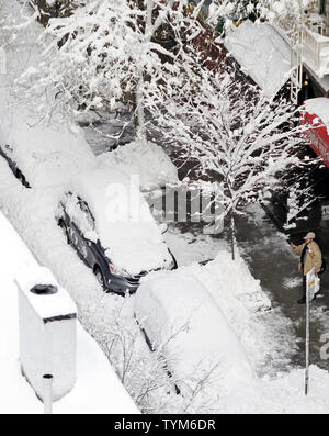 Auto parcheggiate in East Village sono coperti di neve dopo una tempesta importante oggetto di dumping circa quindici centimetri di neve su gennaio 27, 2011 a New York City. UPI/John Angelillo Foto Stock