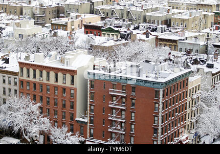 Alberi e tetti in East Village sono coperti di neve dopo una tempesta importante oggetto di dumping circa quindici centimetri di neve su gennaio 27, 2011 a New York City. UPI/John Angelillo Foto Stock