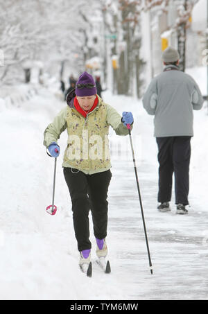 Una donna gli sci da fondo sul marciapiede accanto a Central Park dopo una tempesta importante oggetto di dumping di circa 19 centimetri di neve su gennaio 27, 2011 a New York City. La tempesta ha causato la sospensione del maggio linee di autobus e chiuso tutte le scuole pubbliche come questo mese è diventato il snowiest gennaio a New York City e della storia. UPI /Monika Graff Foto Stock