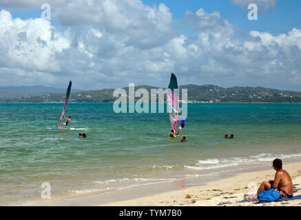 Windsurf a Pigeon Point, Tobago. Pigeon Point è anche noto come punto di piccione Heritage Park (PPHP) ed è spesso considerato Tobago le più belle Foto Stock