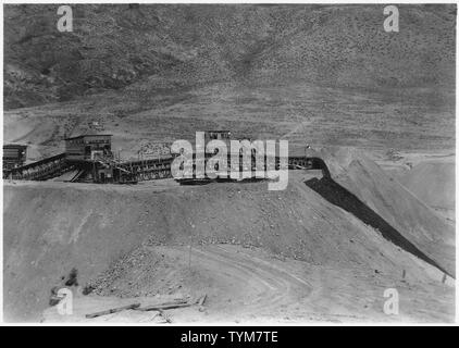 Capolinea del sistema di trasporto a nastro in Rattlesnake Canyon. Vista mostra trazione navetta rig.; Portata e contenuto: fotografia dal volume due di una serie di album di foto per documentare la costruzione del Grand Coulee Dam e i relativi lavori sul bacino di Columbia progetto. Foto Stock