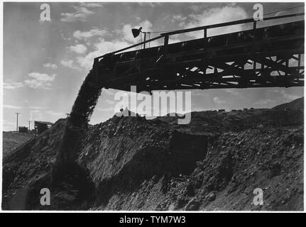 Capolinea del sistema di trasporto a nastro in Rattlesnake Canyon.; Portata e contenuto: fotografia dal volume due di una serie di album di foto per documentare la costruzione del Grand Coulee Dam e i relativi lavori sul bacino di Columbia progetto. Foto Stock