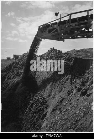 Capolinea del sistema di trasporto a nastro in Rattlesnake Canyon.; Portata e contenuto: fotografia dal volume due di una serie di album di foto per documentare la costruzione del Grand Coulee Dam e i relativi lavori sul bacino di Columbia progetto. Foto Stock