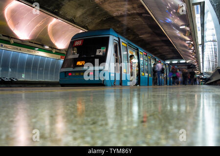 SANTIAGO DEL CILE - Novembre 2015: una metropolitana di Santiago NS93 treno fermato in una stazione della metropolitana di L5 Foto Stock