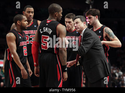 Louisville Cardinali head coach Rick Pitino parla al suo compagno di squadra durante un time out nella seconda metà contro il Notre Dame Fighting Irish presso il NCAA orientale grande campionato di Basket al Madison Square Garden di New York il 11 marzo 2011. Louisville sconfitto Norte Dame 83-77 in ore di lavoro straordinario. UPI/John Angelillo Foto Stock