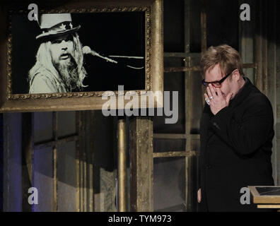 Elton John diventa emozionante come Leon Russell viene introdotto nella Rock and Roll Hall of Fame al Waldorf Astoria di New York City il 14 marzo 2011. UPI/John Angelillo Foto Stock