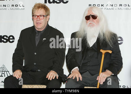 Elton John (L) le risposte dei giornalisti domande come inductee Leon Russell ascolta alla Rock and Roll Hall of Fame cerimonia di investitura tenutasi presso il Waldorf-Astoria Hotel di New York il 14 marzo 2011. UPI foto/Monika graff ... Foto Stock