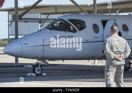 Il Segretario della Difesa Ash Carter si prepara a prendere un volo di orientamento in un T-1A Jayhawk come Chief Master Sgt. Brian Kentta, XII Flying ala formazione command chief, guarda su base comune San Antonio-Randolph nov. 16, 2016. Carter reso visita a tutte le tre posizioni JBSA per assicurare in futuro la disponibilità dei membri del servizio. Foto Stock