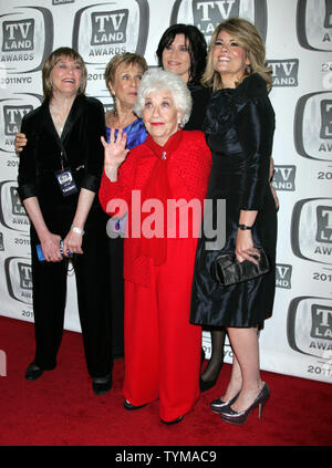 I "fatti di vita" Cast: (L-R) Geri gioiello, Charlotte Rae, Nancy McKeon e Lisa Whelchel arriva per il TV Land Awards per il Jacob Javits Center di New York il 10 aprile 2011. UPI /Laura Cavanaugh Foto Stock