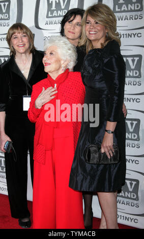 I "fatti di vita" Cast: (L-R) Geri gioiello, Charlotte Rae, Nancy McKeon e Lisa Whelchel arriva per il TV Land Awards per il Jacob Javits Center di New York il 10 aprile 2011. UPI /Laura Cavanaugh Foto Stock