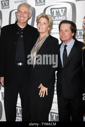 "I LEGAMI FAMILIARI' Cast (L-R) Michael Gross, Meredith Baxter e Michael J. Fox arriva per il TV Land Awards per il Jacob Javits Center di New York il 10 aprile 2011. UPI /Laura Cavanaugh Foto Stock