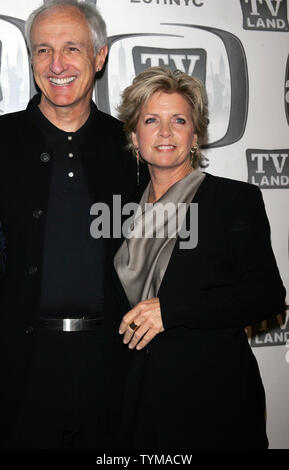 "I LEGAMI FAMILIARI' Cast Michael Gross e Meredith Baxter arriva per il TV Land Awards per il Jacob Javits Center di New York il 10 aprile 2011. UPI /Laura Cavanaugh Foto Stock