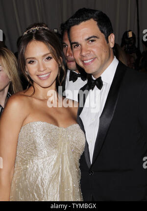 Jessica Alba e Cash Warren arriva sul tappeto rosso al costume Institute Gala beneficio celebrando Alexander McQueen: bellezza selvaggia al Metropolitan Museum of Modern Art di New York City il 2 maggio 2011. UPI/John Angelillo Foto Stock