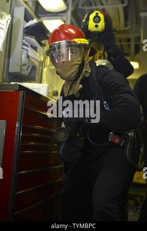 Oceano atlantico (nov. 16, 2016) - Marinaio Giuseppe prassi porter attack team manovre durante una squadra volante praticare a bordo di assalto anfibio nave USS Iwo Jima (LHD 7). Iwo Jima recentemente se ne andò a New York dopo la partecipazione alla Settimana di veterani di New York City 2016 per onorare il servizio di tutta la nostra nazione di veterani. Foto Stock