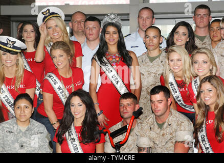 Rima Fakih, centro 2010 Miss USA, sorge con membri delle forze militari e di Miss usa i concorrenti durante l'OSU costruire un evento bike dove moto sono assemblare e donati a famiglie militari al Molo 88 il 26 maggio 2011 in New York City. UPI /Monika Graff. Foto Stock