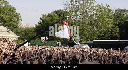 Lady Gaga esegue su Good Morning America mostra presso il riquadro Rumsey/SummerStage di Central Park a New York City il 27 maggio 2011. UPI/John Angelillo Foto Stock