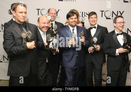 I produttori del gioco " Il Libro di Mormon' posano con tutti i loro premi dopo aver vinto il migliore categoria musicale durante il sessantacinquesimo annuale di Tony Awards al Beacon Theatre il 12 giugno 2011 a New York City. UPI/Monika Graff. Foto Stock