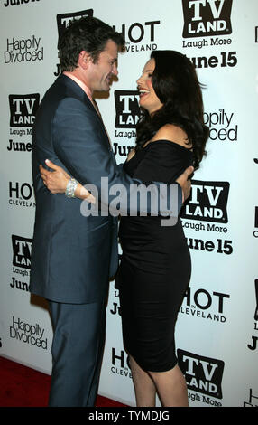 Fran Drescher e Betty White arriva per il TV Land premiere party per 'Hot in Cleveland' e 'felicemente divorziati' al Gansevoort Park Avenue Hotel a New York il 13 giugno 2011. UPI /Laura Cavanaugh Foto Stock