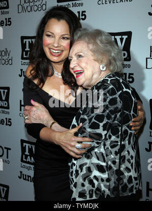 Fran Drescher e Betty White arriva per il TV Land premiere party per 'Hot in Cleveland' e 'felicemente divorziati' al Gansevoort Park Avenue Hotel a New York il 13 giugno 2011. UPI /Laura Cavanaugh Foto Stock