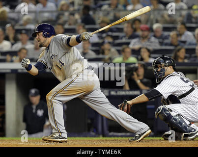 Milwaukee Brewers Casey McGehee colpisce un singolo nel quarto inning contro i New York Yankees allo Yankee Stadium di New York City il 28 giugno 2011. UPI/John Angelillo Foto Stock