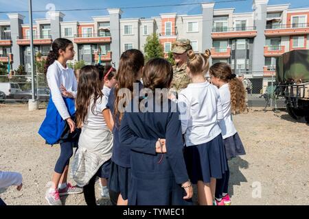 Studenti e docenti di Emek Accademia ebraica famiglia Teichman Torah Center in Sherman Oaks, California, parlano di un soldato da la 270Polizia Militare Company, 49th Polizia Militare brigata, California Army National Guard, prima dell inizio della Guardia vigilante 17 presso la Federal Emergency Management Agency (FEMA) California Task Force 1, Los Angeles. "Una delle cose dello scambiatore di calore è stata, alcune delle femmine è venuto da me per chiedere, "bene il motivo per cui non possiamo essere nell'esercito?" Così indovinare che cosa? In realtà io sono alcuni soldati femmina qui che hanno avuto successo, che hanno distribuito," ha spiegato 1Lt. Brian Frizzle, 270t Foto Stock