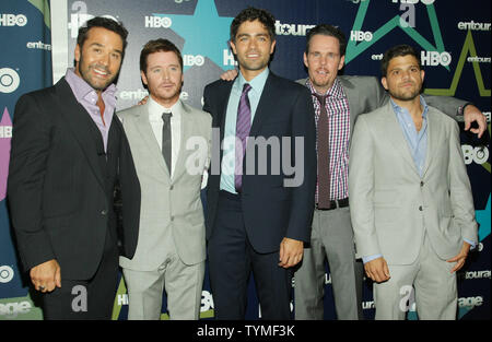 I Cast Members (da sinistra a destra) Jeremy Piven, Kevin Connolly, Adrian Grenier, Kevin Dillon e Jerry Ferrara arriva per il "entourage" premiere al Beacon theatre sulla luglio 19, 2011 a New York City. UPI /Monika Graff. Foto Stock