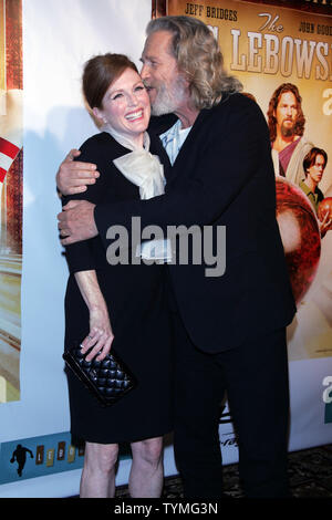 Julianne Moore e Jeff Bridges arriva per il 'grande Lebowski' edizione limitata di rilascio blu-ray celebrazione presso la Hammerstein Ballroom di New York il 16 agosto 2011. UPI /Laura Cavanaugh Foto Stock