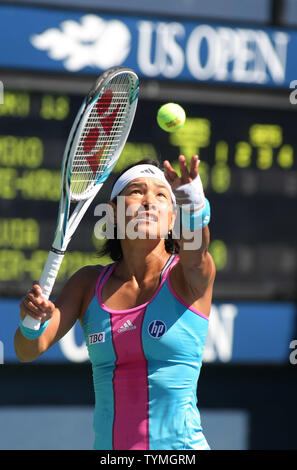 Kimiko Date-Krumm del Giappone serve a Silvia Soler-Espinosa di Spagna durante il primo round di azione presso la U.S. Aprire tenuto presso il National Tennis Center su agosto 30, 2011 a New York. Soler-Espinosa ha vinto 7-6. 5-3. . UPI foto/Monika Graff Foto Stock