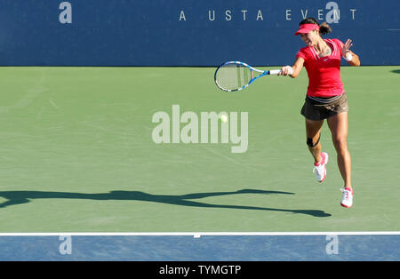 Na Li di Cina, sesto seme, restituisce la palla a Simona Halep della Romania durante il primo round di azione presso la U.S. Aprire tenuto presso il National Tennis Center su agosto 30, 2011 a New York. UPI foto/Monika Graff Foto Stock