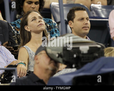 Barbara Bush, figlia dell'ex presidente degli Stati Uniti George Bush, orologi Andy Roddick giocare Michael Russell il giorno 3 in Arthur Ashe Stadium dell'U.S. Aprire i campionati di Tennis Stadium dell'Billie Jean King National Tennis Center a New York City il 31 agosto 2011. UPI/John Angelillo Foto Stock