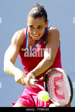 Flavia PENNETTA di Italia colpi di rovescio nel secondo set contro Maria Sharapova della Russia il giorno 5 in Arthur Ashe Stadium dell'U.S. Open Tennis campionati a Billie Jean King National Tennis Center a New York City il 2 settembre 2011. UPI/John Angelillo Foto Stock