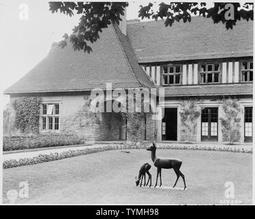 Questi cervi statue sono al centro del giardino che può essere visto dalla sala da pranzo che sarà utilizzato dal Presidente Harry Truman quando frequenta la Conferenza di Potsdam presso il Palazzo Cecilienhof a Potsdam, Germania. Foto Stock