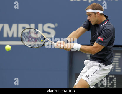 Gilles MULLER di Lussemburgo colpi di rovescio a Rafael Nadal di Spagna in Arthur Ashe Stadium dell'U.S. Open Tennis campionati a Billie Jean King National Tennis Center a New York City il 7 settembre 2011. UPI/John Angelillo Foto Stock