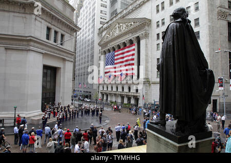 Il secondo aeromobile Marina Wing Band eseguire al di fuori del New York Stock Exchange prima del closing bell a Wall Street a New York City il 7 settembre 2011. UPI/John Angelillo Foto Stock