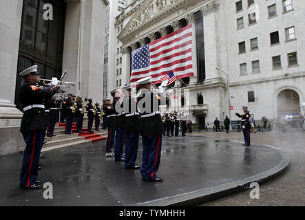 Il secondo aeromobile Marina Wing Band eseguire al di fuori del New York Stock Exchange prima del closing bell a Wall Street a New York City il 7 settembre 2011. UPI/John Angelillo Foto Stock