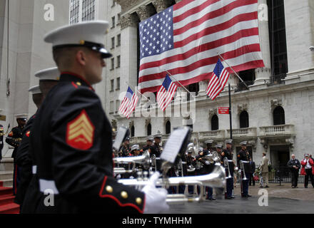 Il secondo aeromobile Marina Wing Band eseguire al di fuori del New York Stock Exchange prima del closing bell a Wall Street a New York City il 7 settembre 2011. UPI/John Angelillo Foto Stock