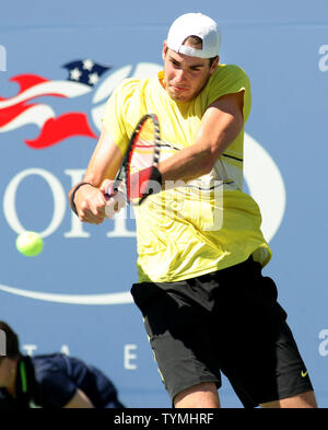 John Isner, USA, restituisce la palla a Andy Murray di Gran Bretagna, quarto seme, durante la quarterfinal corrispondono a Stati Uniti Aprire tenuto presso il National Tennis Center il 9 settembre 2011 a New York. UPI/Monika Graff Foto Stock