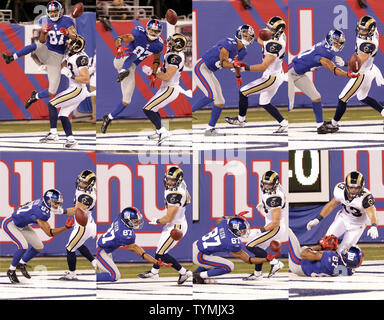 Sequenza di foto di San Louis Rams Craig Dahl difendere New York Giants Domenik Hixon nella zona di estremità come Hixon compie uno spettacolare touchdown di catture di 22 metri nel secondo trimestre per la settimana 2 della stagione di NFL a MetLife Stadium di East Rutherford, New Jersey il 19 settembre 2011. UPI /John Angelillo Foto Stock