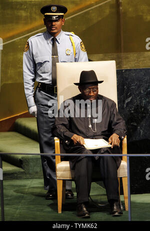 Il sig. Goodluck Ebele Jonathan, Presidente e Comandante in Capo delle Forze armate della Repubblica federale della Nigeria, attende di parlare alla 66esima Assemblea generale delle Nazioni Unite nella sede delle Nazioni Unite a New York City il 21 settembre 2011. UPI/John Angelillo Foto Stock