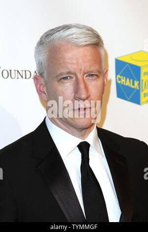 Anderson Cooper arriva al ' perenne visione' Elton John Aids Foundation beneficio alla Cipriani di New York City il 26 ottobre 2011. UPI/John Angelillo Foto Stock