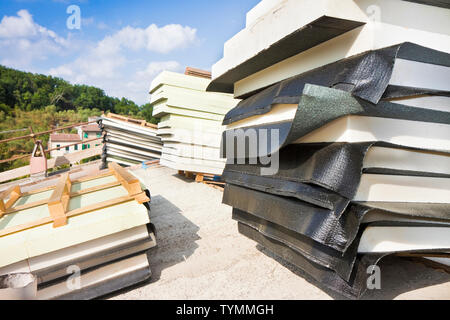 Costruzione italiana sito con tetto e di isolamento termico con pannelli in polistirene e una membrana impermeabile durante il montaggio Foto Stock