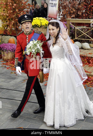 Matt Lauer e Ann Curry vestito come il principe William e Kate Middleton per NBC's "oggi" spettacolo Halloween celebrazione al Rockefeller Center di New York City il 31 ottobre 2011. UPI/John Angelillo Foto Stock