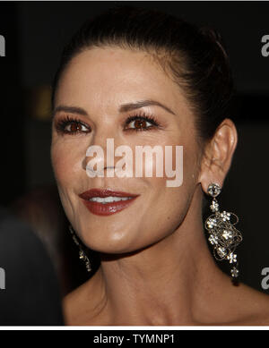 Catherine Zeta Jones arriva per i bambini di Chernobyl di bambini nel cuore Cena di gala al Pier 60, Moli Chelsea a New York il 21 novembre 2011. UPI /Laura Cavanaugh Foto Stock