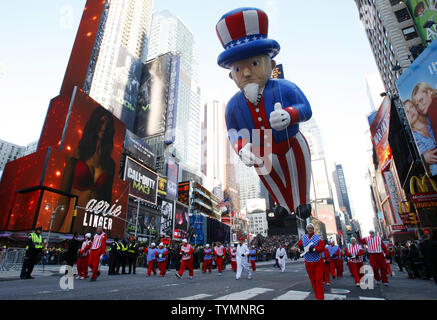 Lo zio Sam palloncino galleggianti verso il basso il percorso della parata a Macy's 85annuale Giornata del Ringraziamento Parade di New York City il 24 novembre 2011. UPI/John Angelillo Foto Stock