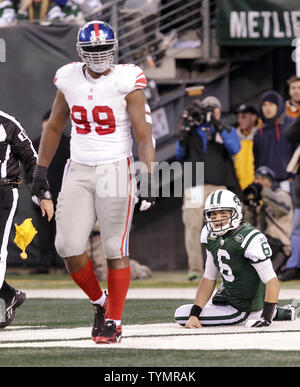 New York getti Mark Sanchez reagisce dopo essere stata saccheggiata in endzone per una sicurezza da New York Giants Chris collocati nel quarto trimestre nella settimana 16 della stagione di NFL a MetLife Stadium di East Rutherford, New Jersey, il 24 dicembre 2011. UPI /John Angelillo Foto Stock