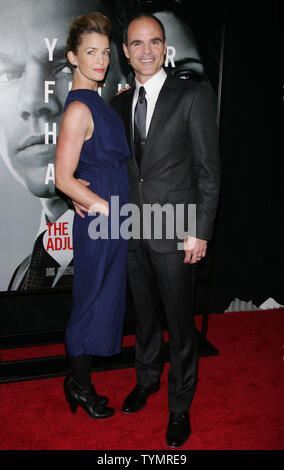 Michael Kelly e la moglie di arrivare per 'la regolazione Bureau" Premiere al Ziegfeld Theatre di New York il 14 febbraio 2011. UPI /Laura Cavanaugh Foto Stock